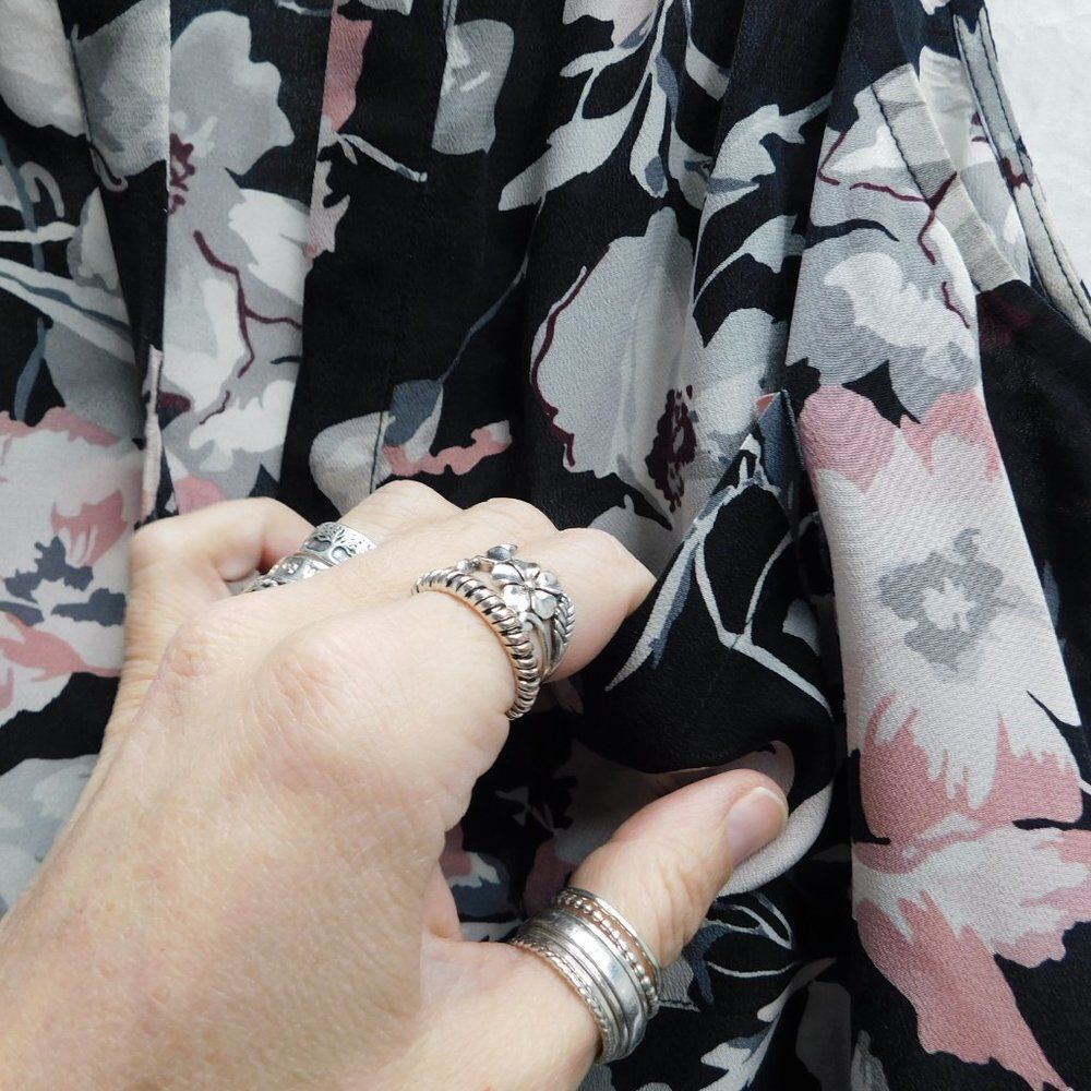 Joie XS  Black & Pink Floral Print Silk Blouse EUC - Picture 4 of 4